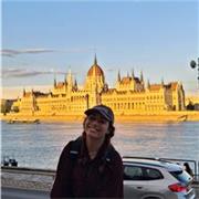 Titulada en Cinematografía y artes audiovisuales. Imparte clases a alumnos de artes audiovisuales y niños.